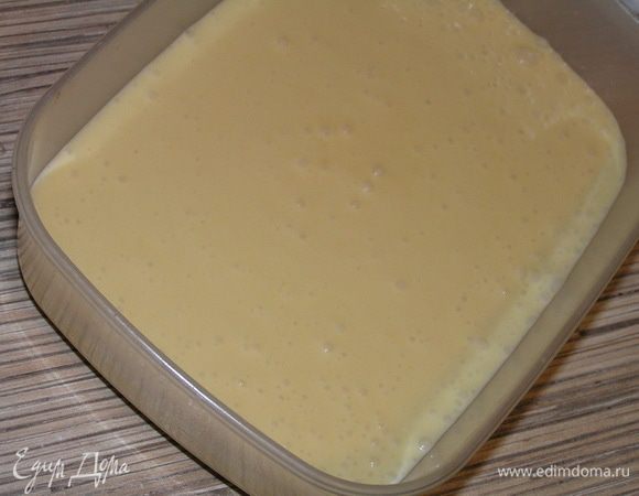 Перелить в контейнер, убрать в холод на несколько часов или на ночь. За это время крем загустеет, но при этом будет оставаться воздушным.