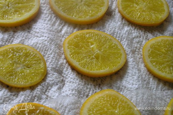 Затем выложить апельсины на бумажное полотенце и дать стечь лишней жидкости.