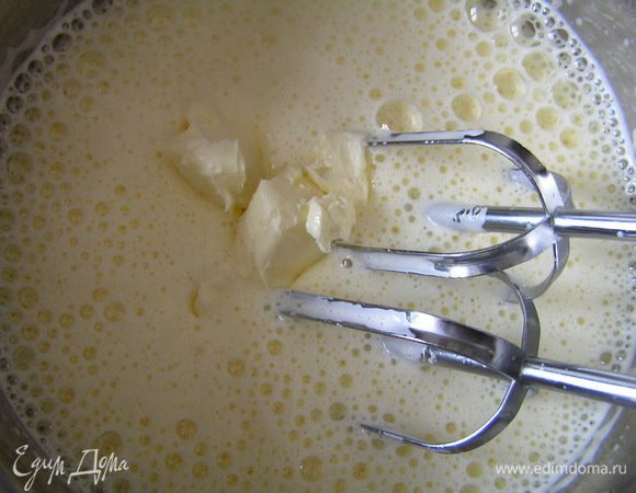 Приготовить бисквит. Желтки взбить в пену, добавить молоко и сливочное масло, продолжая взбивать.
