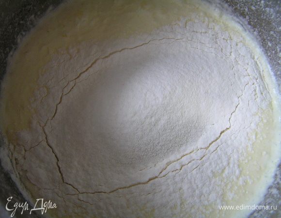 Всыпать муку и ванилин,
