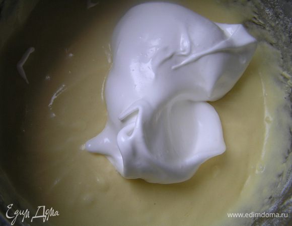 Отдельно взбить белки с уксусом, постепенно добавляя сахар. Затем в 2-3 приема добавить к желтковой массе.
