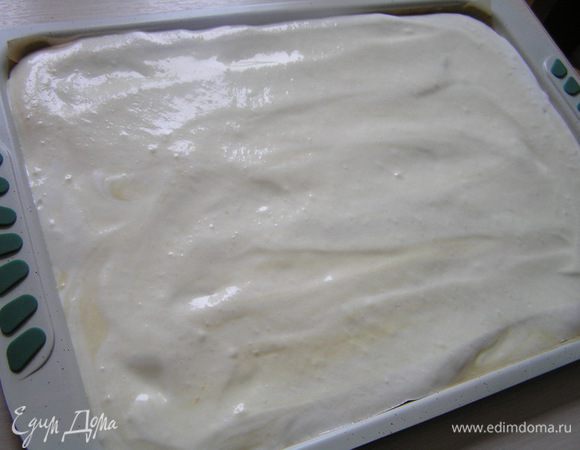 Готовое бисквитное тесто аккуратно вылить поверх апельсинов в форму.
