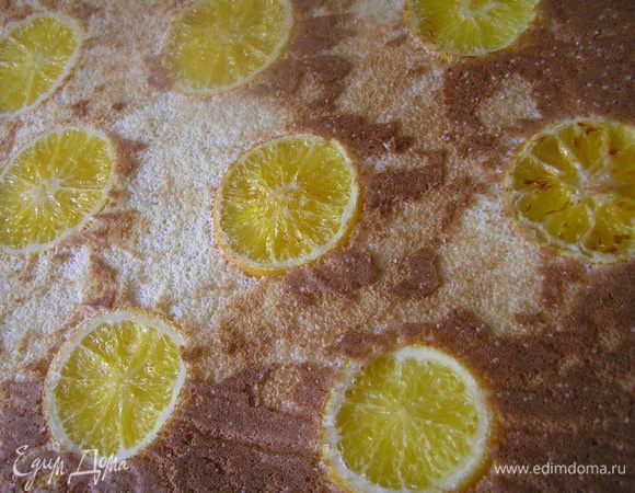 Готовый бисквит аккуратно переложить на рабочую поверхность, снять бумагу для выпечки, затем снова приложить её к бисквиту.
