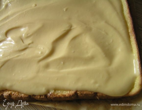 Затем аккуратно развернуть рулет, смазать грейпфрутовым кремом,
