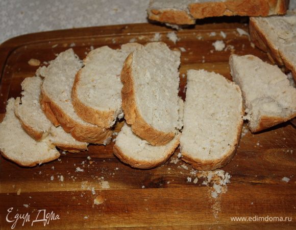 Багет нарезать ломтиками (у меня из хлебопечки "Французская булка") и отправить в разогретую до 200 градусов духовку на 10-15 минут.