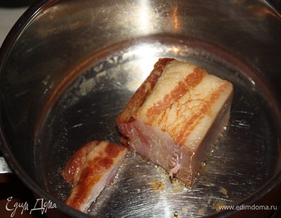 Копченую грудинку кладем в сухую кастрюлю и обжариваем до золотистой корочки.