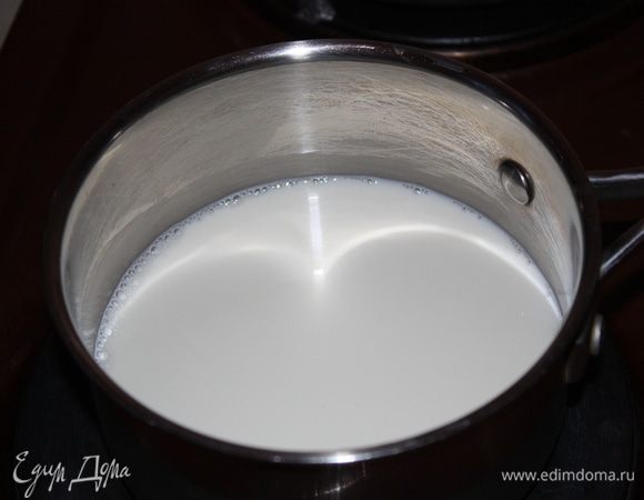 Подогреваем молоко.