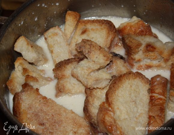 Добавляем подрумяненные кусочки багета в кастрюлю,заливаем молоком и оставляем набухать на 10 минут. Все корочки должны стать мягкими.