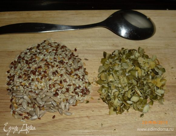 Замочить 50 г зерновой смеси в теплой воде на 20 мин. Я взяла готовую, в составе семена кунжута, льна, подсолнечника. К ним добавила семечки тыквы, прямо руками их поломала. Оставшиеся 10 г оставила для украшения.