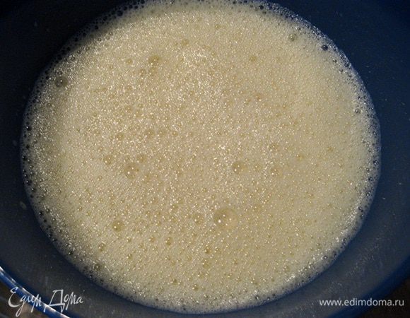 Взбейте яйца и постепенно добавьте сахар, пока не появится пена.