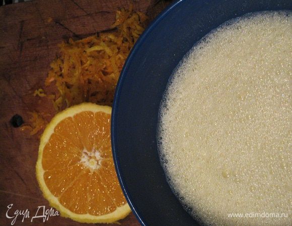 Добавьте апельсиновую цедру, апельсиновый сок, масло и ванильный экстракт. Тщательно всё размешайте.