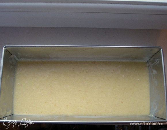 Вылейте тесто в форму слегка смазанную маслом. Выпекать 40-45 минут при температуре 180 градусов. Готовность проверить зубочисткой.Важно проверить кекс в конце, т.к. каждая печь отличается.