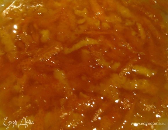 Для пропитки нужно довести до кипения воду с сахаром и натереть цедру. Добавить апельсиновую цедру в кастрюлю и варить на медленном огне, пока цедра не станет частично прозрачной и сироп не станет очень плотный (почти как мед).