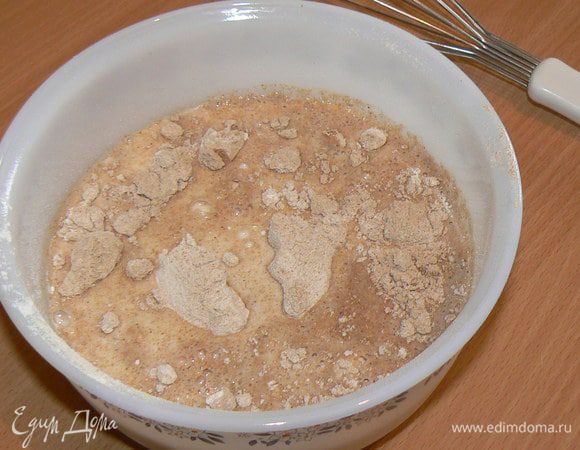 заливаем теплым молоком,постоянно помешивая 