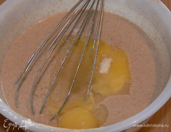 Добавляем желтки,сахар,соль и масло.