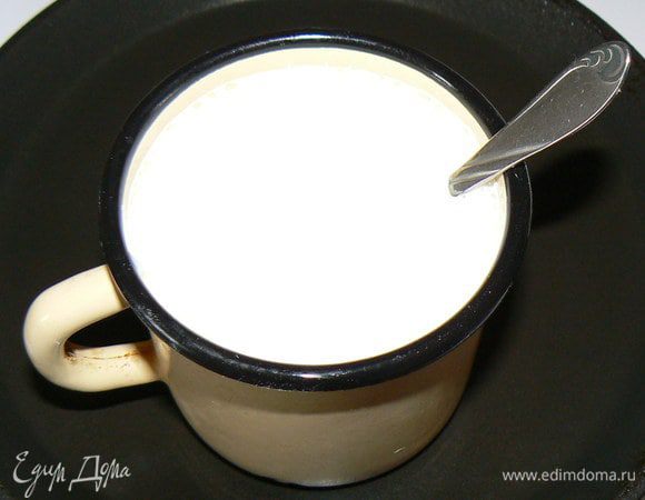 на плите нагреваем кефир (но не кипятим), добавляем соду. Кефир должен запенится.