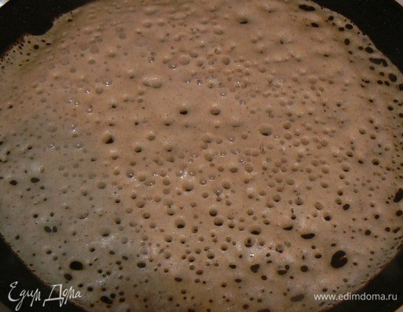 на раскаленную сковороде,смазанную салом виливаем наше тесто..