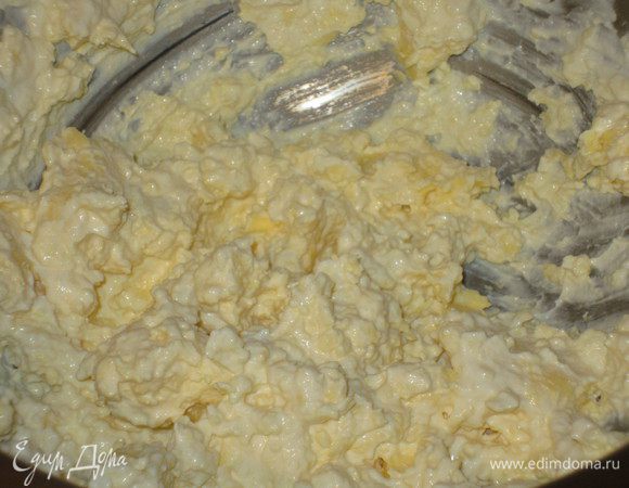 Масло комнатной температуры взбить с рикоттой.