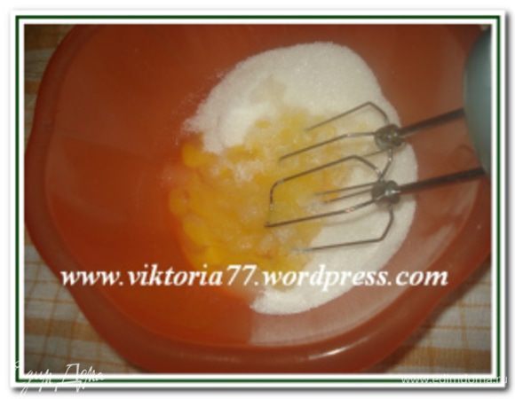 Яйцо и желток взбить с сахаром в пышный светлый крем.