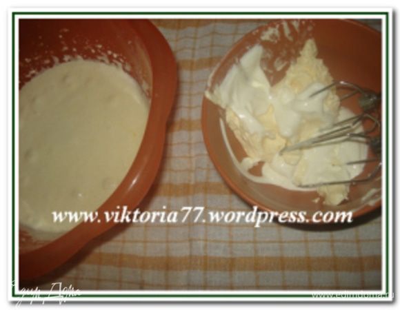 В отдельной чаше взбить размягченный маргарин со сметаной.