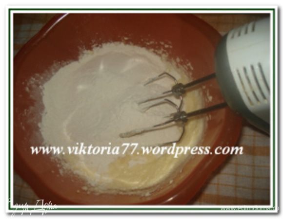 Ввести просеянную с содой муку и хорошо вымесить тесто.