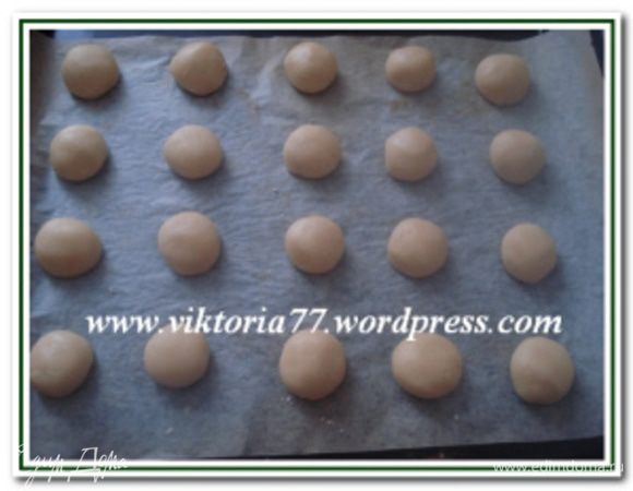 Оно должно быть нежным и гладким. Из теста сформировать шар, который нужно разделить на 20 частей. Из каждой части сформировать шарик и разрезать его на две половинки. Уложить половинки на застеленный пергаментом противень.