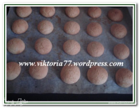 Выпекать в предварительно разогретой до 180 градусов духовке 10-15 минут до золотистого цвета. 