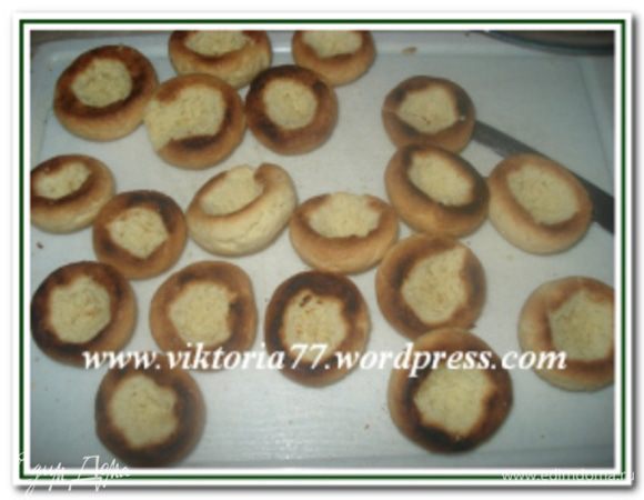 Еще у горячих половинок аккуратно ножом вырезать серединку. Если заготовки остынут, то при вырезании они могут поломаться.