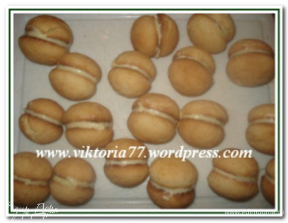 Полностью остудить после того, как вырезали серединку. Размягченное сливочное масло взбить в пышную массу, струйкой ввести сгущенное молоко и взбить, в конце взбивания ввести алкоголь и еще раз взбить. Начинить половинки кремом и соединить половинки.