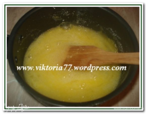 Приготовить заварной крем: яйца растереть с сахаром, добавить молоко, перемешать и проварить до загустения при постоянном помешивании. Остудить. Размягченное сливочное масло взбить в пышную массу, порциями ввести яично-молочную смесь, постоянно взбивая, ввести алкоголь и взбить еще раз.