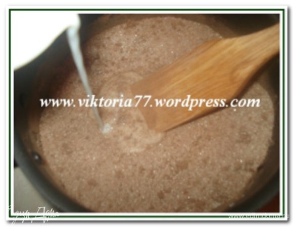 Приготовить помадку: какао перемешать с сахаром, добавить молоко и размешать. Поставить на медленный огонь и варить до полного растворения сахара. Ввести сливочное масло, довести до кипения и остудить.