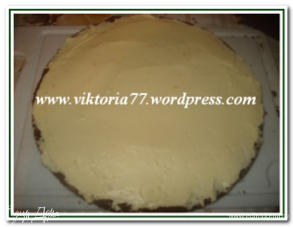 Один корж сбрызнуть сиропом и намазать кремом. Выложить слоем безе и накрыть вторым коржом, который также сбрызнуть сиропом и промазать кремом. Оставшийся корж порезать кусочками, сбрызнуть сиропом, добавить крем и хорошо перемешать. Выложить приготовленную массу куполом. Оставшиеся безе смазать кремом и прикрепить по кругу бисквита. Сверху торт полить помадкой.