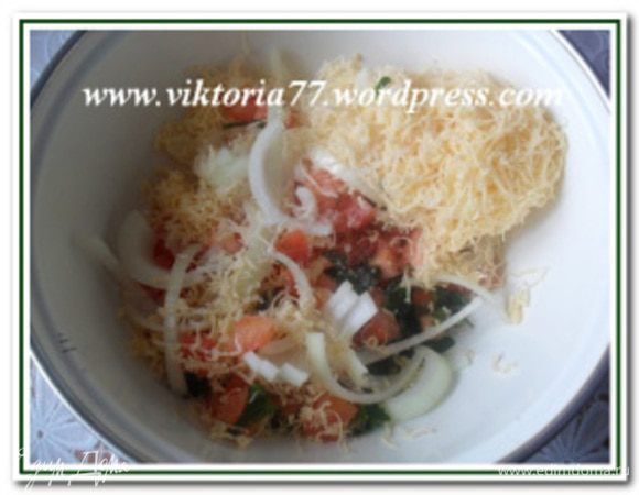 У помидоров удалить мякоть, порезать небольшими кубиками и немного обжарить на растительном масле. Остудить. Петрушку мелко порубить. Лук нарезать полукольцами. Сыр натереть на мелкой терке. Соединить вместе помидоры, петрушку, лук и сыр, посолить, поперчить, перемешать.