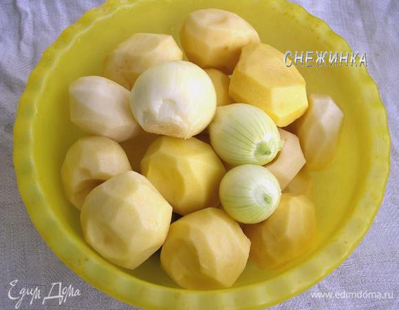 Очистите картофель и лук. Помойте овощи.