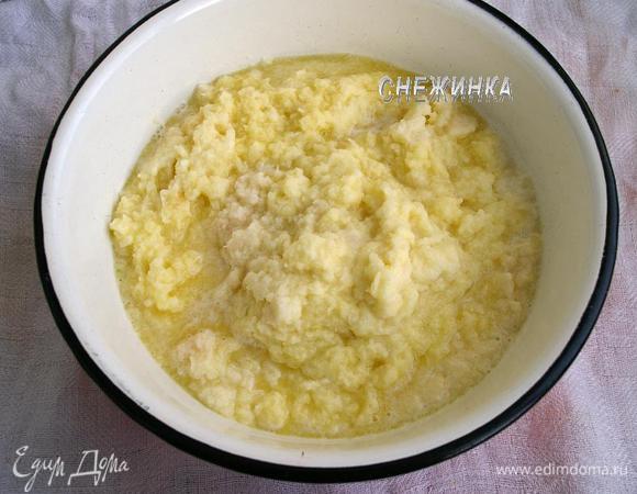 Натрите их на самой мелкой терке. Лучше и быстрее сделать это с помощью комбайна.