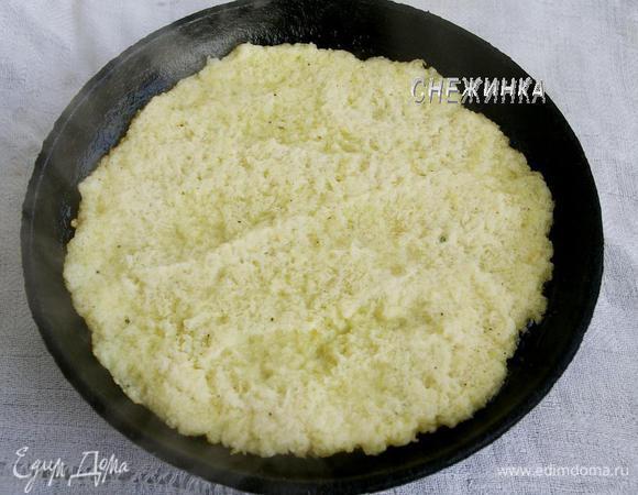 На сковороде (у меня чугунная диаметром 18 см) разогрейте немного растительного масла (около 2 ст. л.). Выложите полные 4 ст. л. картофельной массы, формируя блин.