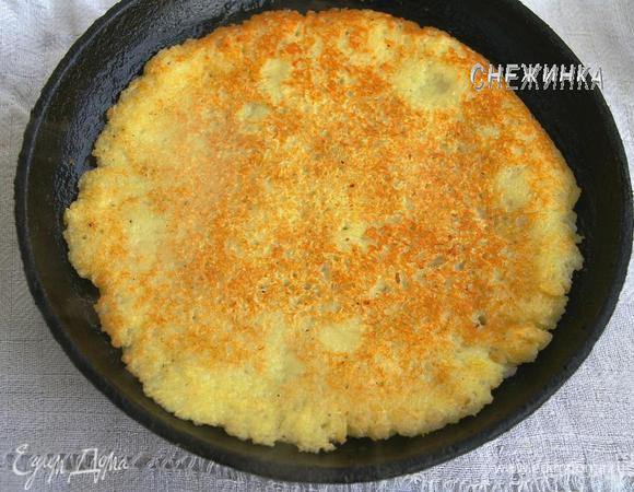 Жарьте с одной стороны, пока не зарумянится, затем переверните. 