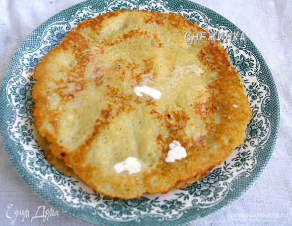 Готовые блины сложите стопкой, каждый смажьте сливочным маслом.