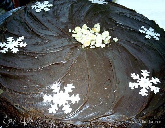 Первый корж смазываем кремом и посыпаем черносливом, выкладываем второй и посыпаем орехами. Третий корж поливаем горячей глазурью. Для глазури смешать и вскипятить на среднем огне все ингредиенты, кроме шоколада. Варить, пока весь сахар не растает и добавить поломанный на кусочки шоколад. Когда шоколад растопится глазурь готова. Она быстро затвердевает, по-этому работать с ней нужно тоже быстро.  Украшаем торт по своему желанию и отправляем на ночь в холодильник или хотя бы на пару часов.