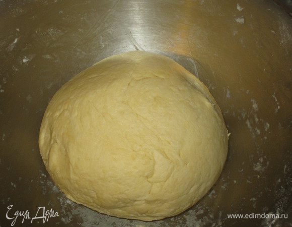 Добавить муку и замесить тесто.Сформировать из теста шар и поместить в холодильник на 30 минут.