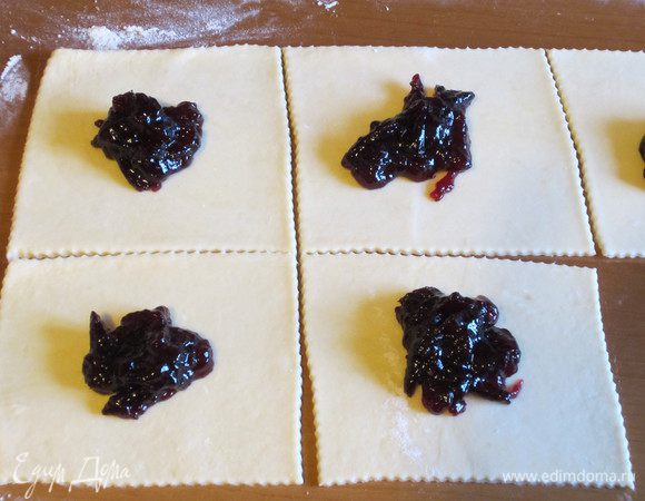 Тонко раскатать тесто и вырезать квадратики 10х10 см. В центр квадрата положить джем (1.5 ч. л.) и накрыть 2-й половинкой теста в виде треугольников.