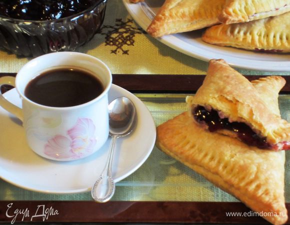 Остудить и посыпать сахарной пудрой (я не посыпала, т.к. у меня было очень сладкое варенье).  Приятного аппетита:)