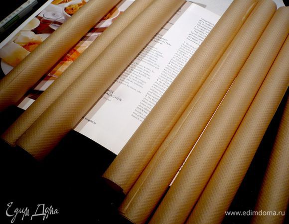 Приготовить бумагу для формирования конвертов, для этого из пекарской бумаги нарезать квадраты примерно 30 х 30 см (я разрезала бумагу на прямоугольники примерно 20 х 35 см, но при сворачивании убедилась, что вариант с квадратными конвертами был бы лучше). 