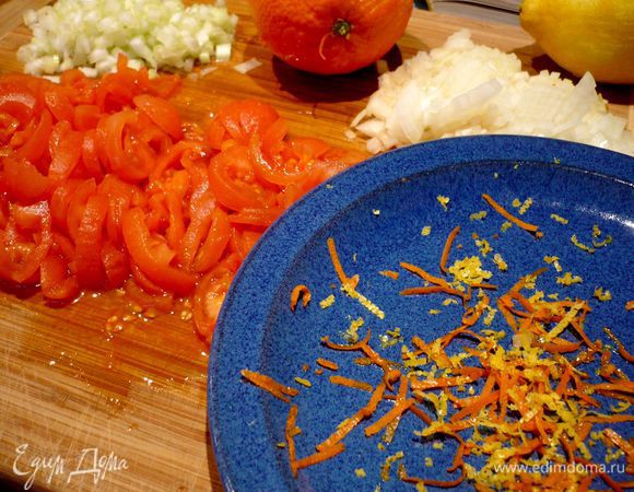 Порезать помидоры на небольшие кубики (черри я резала кольцами), с лимона и апельсина снять цедру при помощи специального ножа или обычным острым ножом снять цедру максимально тонко и порезать на тонкие полосочки. Сельдерей порезать на мелкие кубики, лук мелко порезать. Из четвертинки лимона и четвертинки апельсина выдавить сок.