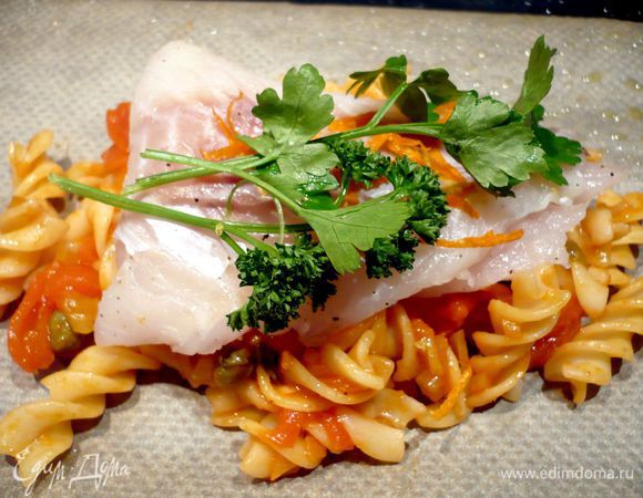 Духовку разогреть до 180 градусов. Лист бумаги смазать по краям оливковым маслом при помощи кисточки. Выложить сначала пару ложек пасты, затем на нее филе, свернутое пополам. Затем посыпьте цедрой апельсина и лимона и выложите сверху веточку петрушки и кинзы. 