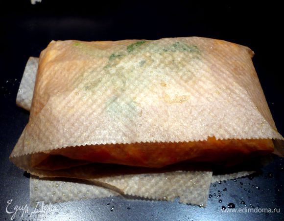 Вот так выглядит готовый конверт. Выкладываем наши конверты на противень и выпекаем в духовке не более 20 минут. Затем рекомендую вам сразу достать все конверты из духовки, иначе зелень быстро потеряет свой яркий цвет (у меня именно это и произошло  с частью готовых конвертов. В этом случае при подаче стоит украсить нашу рыбу веточкой зелени дополнительно). Да, можно неприготовленные конвертики с рыбой убрать до прихода гостей в холодильник и за полчаса до подачи приготовить их.