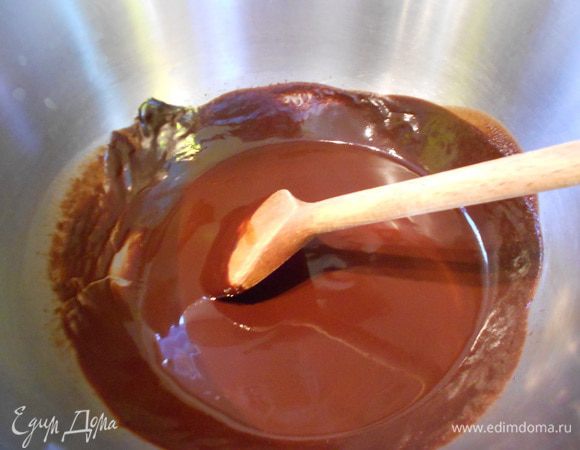 Шоколад с маслом растопить на водяной бане, остудить