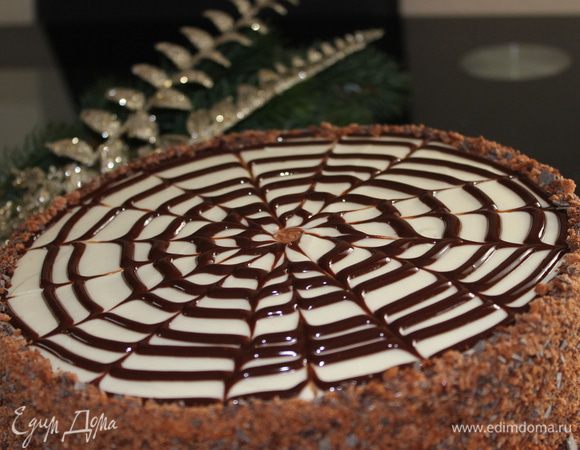 Пошаговых фото нет, делала на Новый год, спешила как всегда..Но делается очень просто все. Смешиваем все ингредиенты для теста, добавляем муку с разрыхлителем и какако. Берем листы для выпечки рисуем круг, у меня 26см. Выкладываем по 2 ст.л. с горкой теста. Выпекаем очень быстро по 4-5 минут при 180гр. У меня 7 коржей было. Готовый корж переворачиваем сразу и снимаем с него бумагу не наоборот. Даем им остыть.

