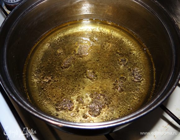 Налить в небольшую кастрюлю воду с растительным маслом и довести до кипения, бросить щепотку соли. Также можно бросить немного ванильного сахара. 