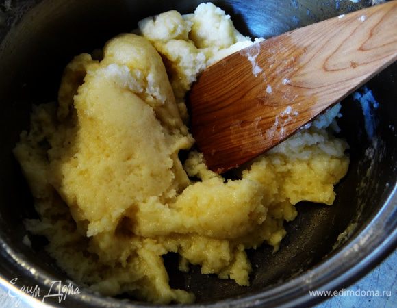 Когда масло закипит, сразу снять с огня и добавить всю муку, быстро перемешать деревянной лопаткой до однородности. 